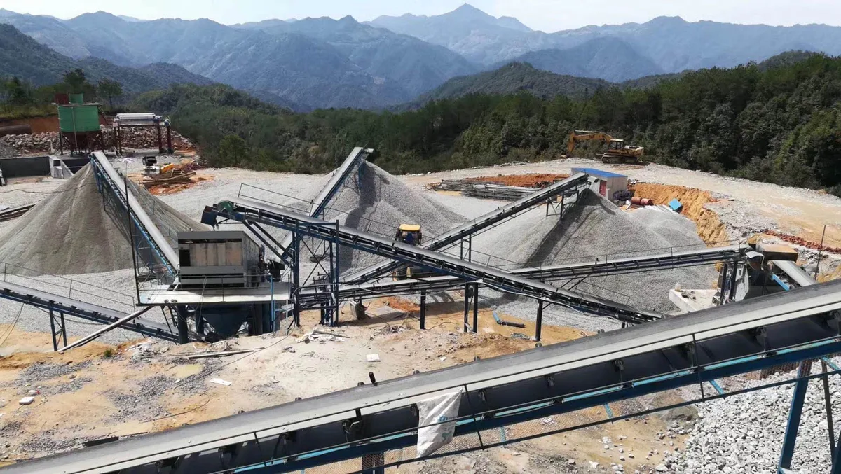 Aggregate processing site with multiple belt conveyors