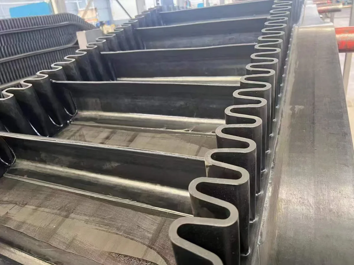 Corrugated sidewall belt with cross cleats