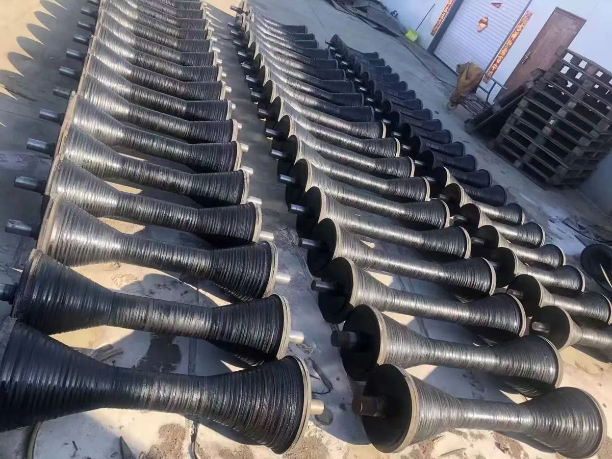 Rubber-disc return roller assemblies arranged outdoors